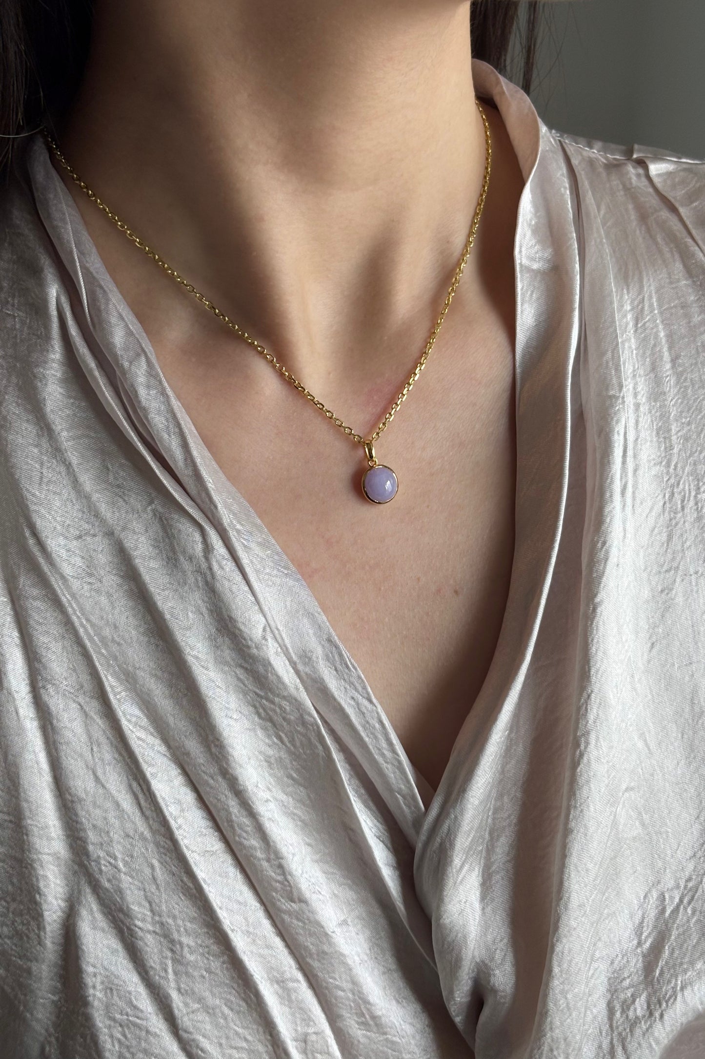 #P0431 Lavender Jadeite Jade Cabochon 18K Yellow Gold Pendant