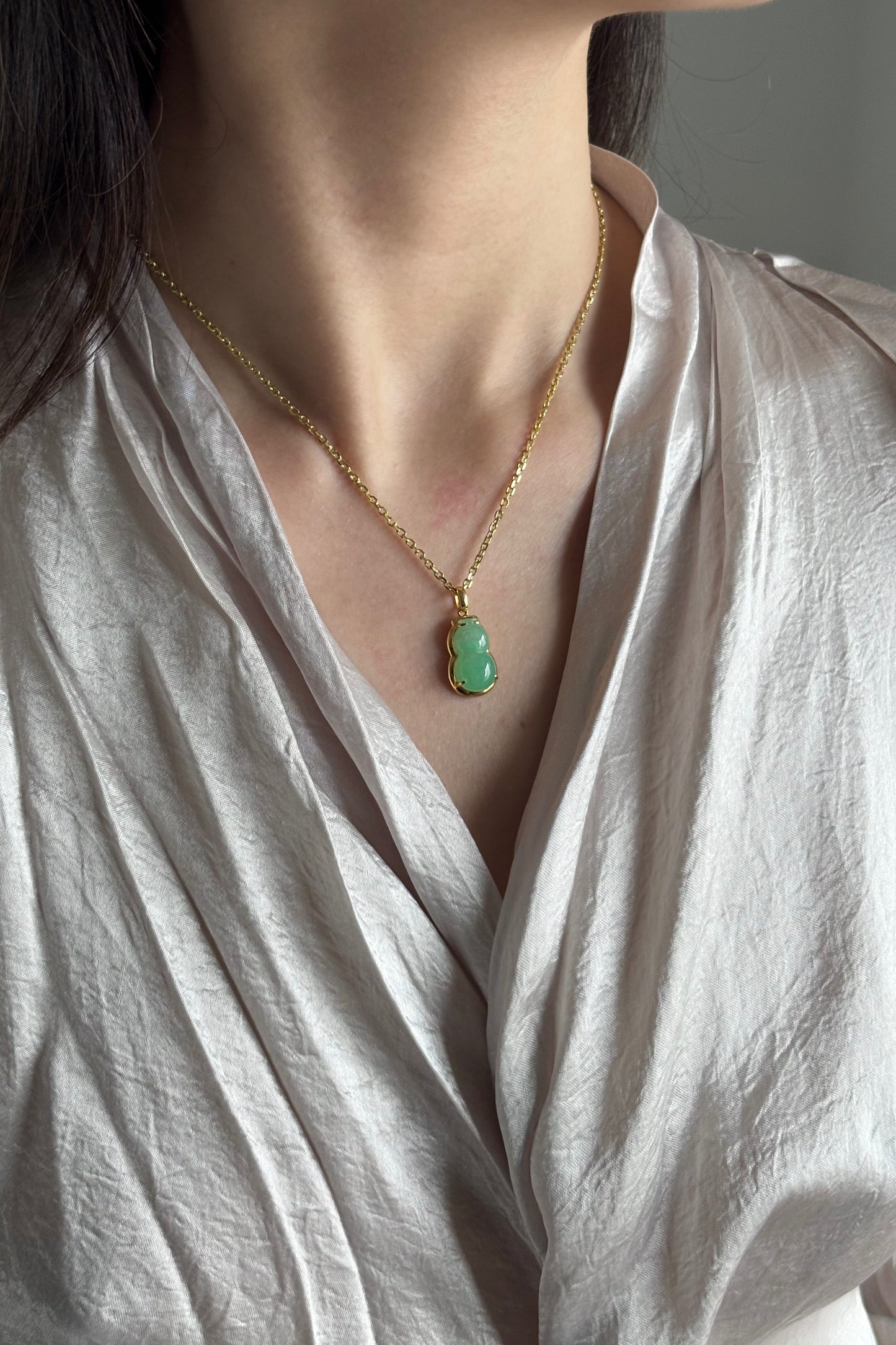 #P0427 "Hulu / Gourd" Icy Vivid Green Jadeite Jade 18K Yellow Gold Pendant