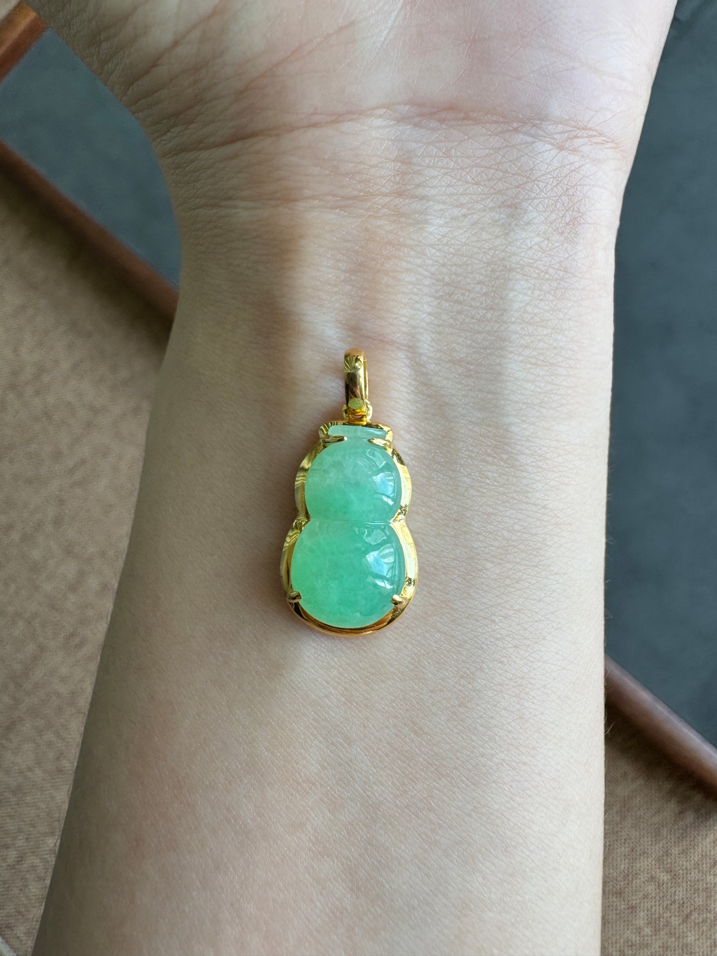 #P0427 "Hulu / Gourd" Icy Vivid Green Jadeite Jade 18K Yellow Gold Pendant