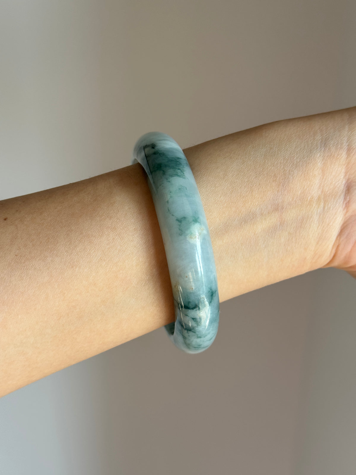 #0462 Icy Bluish Green Flowers Jade Bangle Size 59