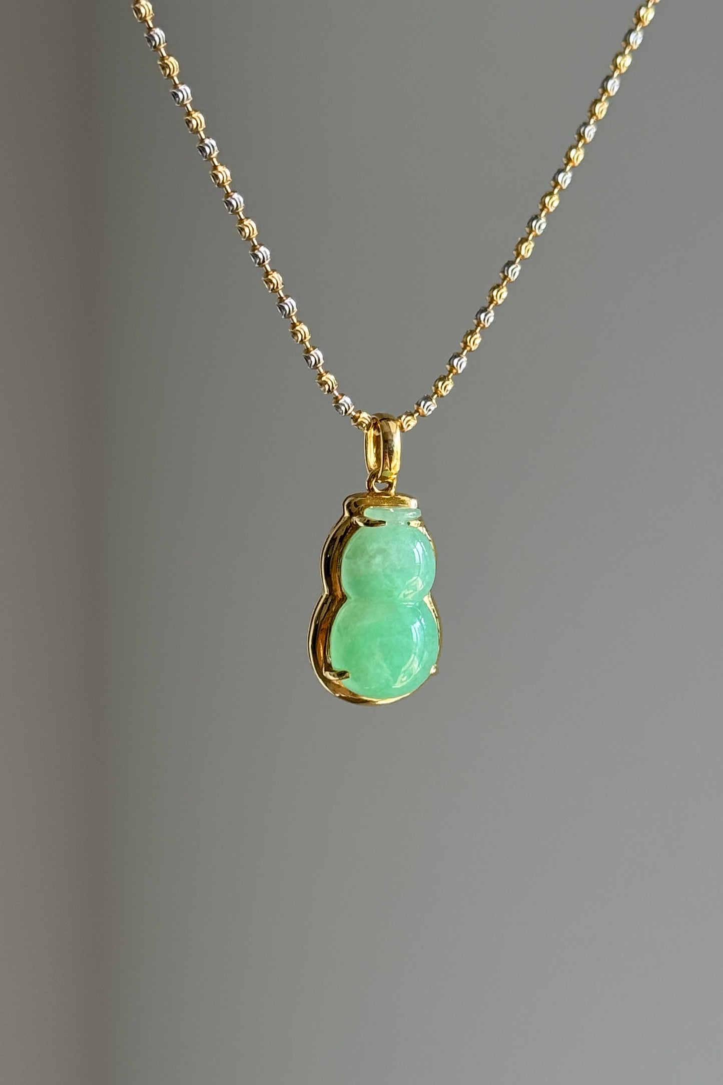 #P0427 "Hulu / Gourd" Icy Vivid Green Jadeite Jade 18K Yellow Gold Pendant