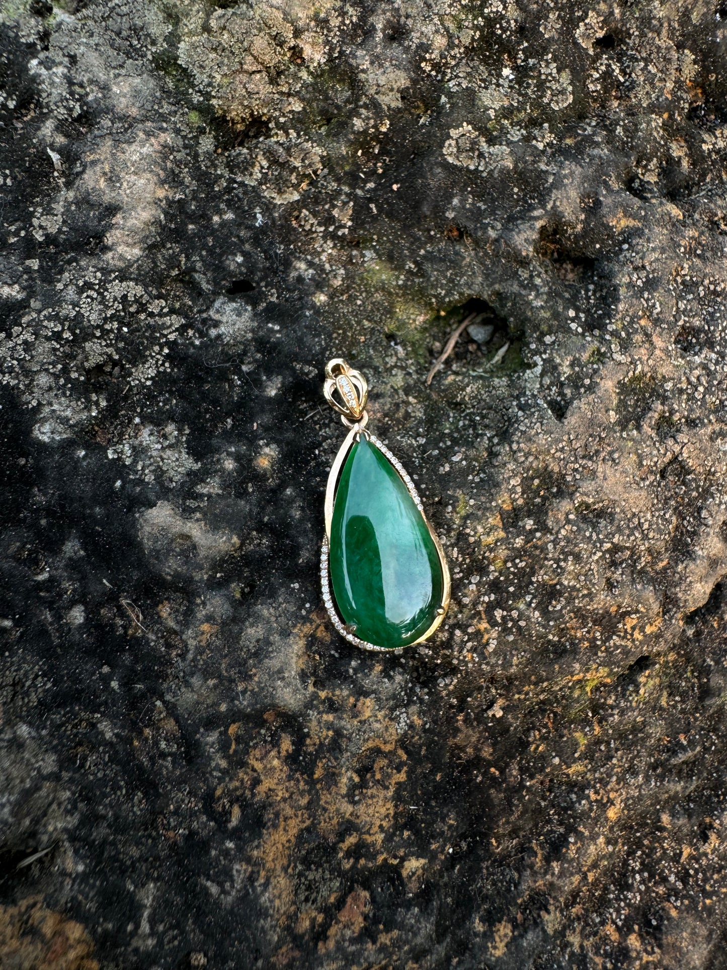 "Water Drop" Imperial Green Jadeite Jade 18K Rose Gold VS Diamonds Pendant