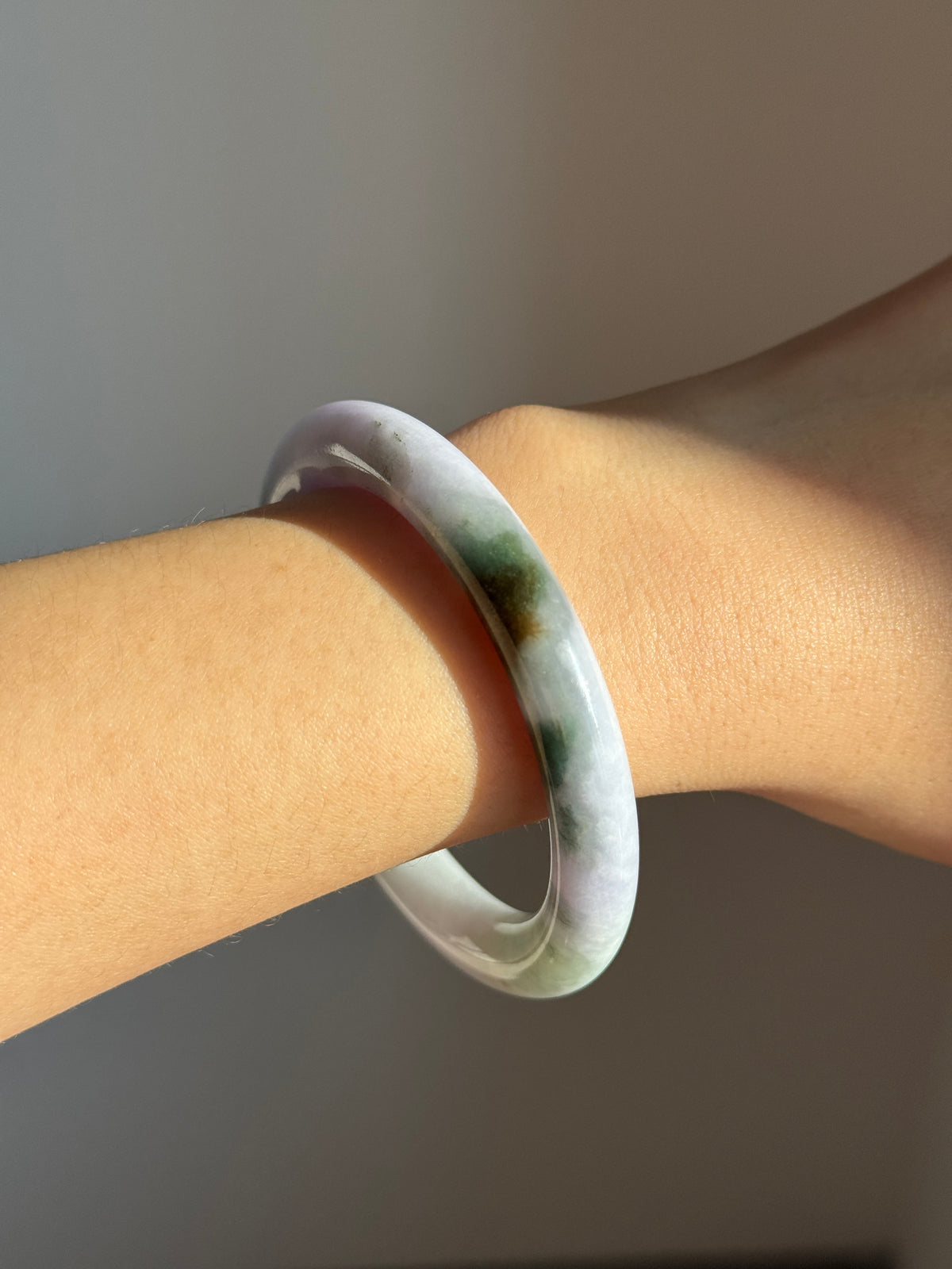 #0427 Lavender Green Yellow Round Jade Bangle Size 53.8 (fits up to 55)