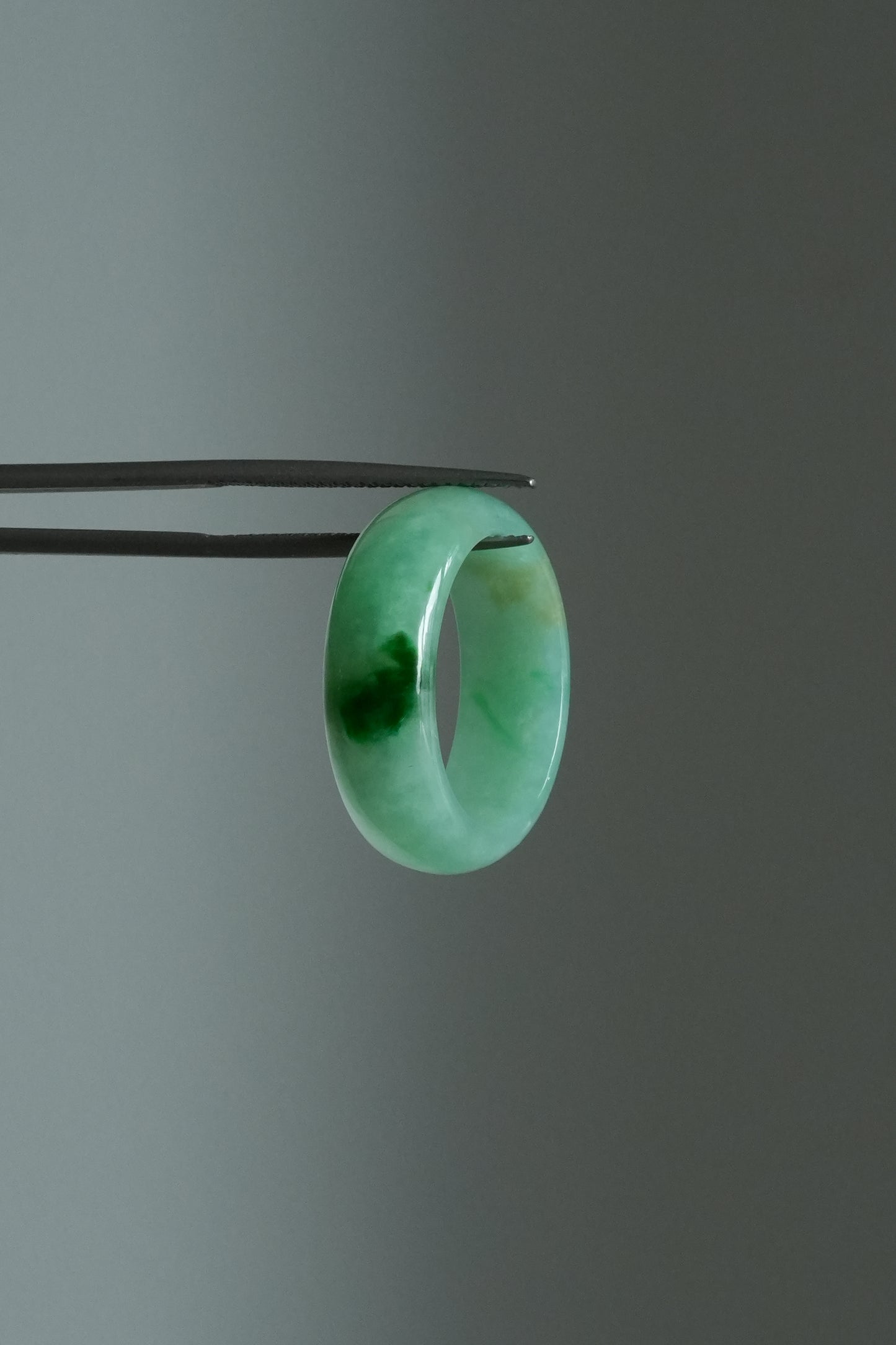 #R0603 Vivid Green Jadeite Jade Band Ring Size 7.75