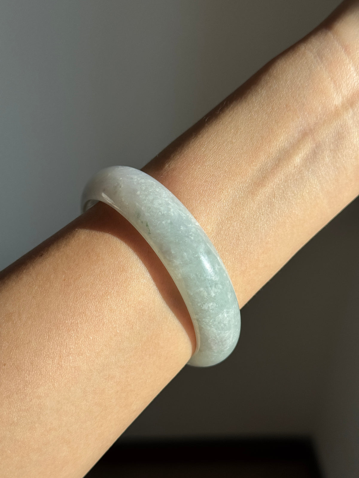 #0447 Icy Light Green Snow Flakes Jade Bangle Size 56.7