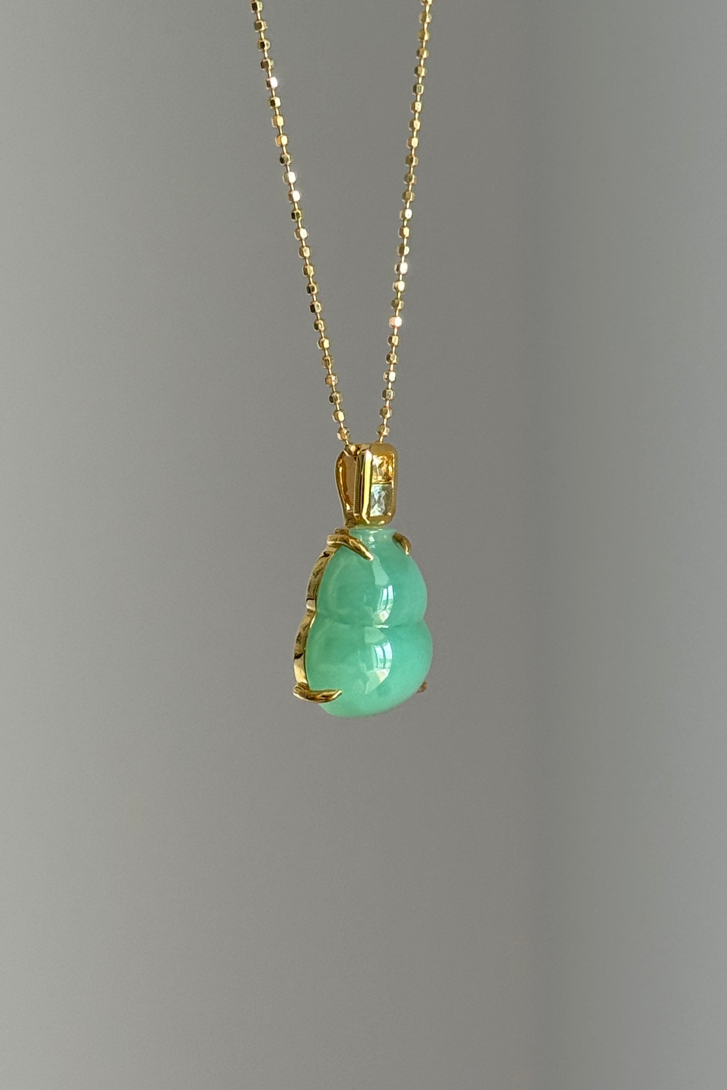 #P0564 "Hulu/Gourd" Icy Lotus Green Jadeite Jade 18K Yellow Gold Pendant