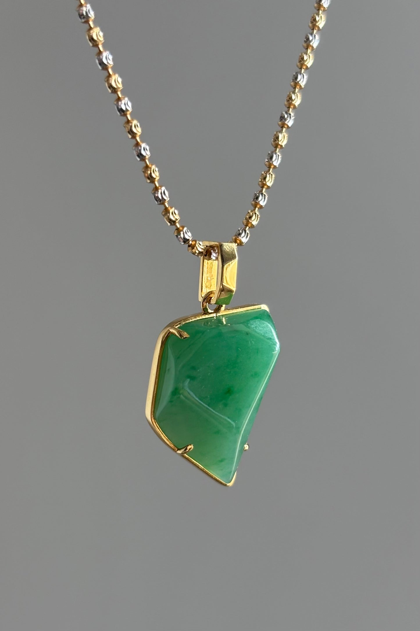 #P0474 "Free" Icy Bright Sun Green Jadeite Jade 18K Yellow Gold Pendant