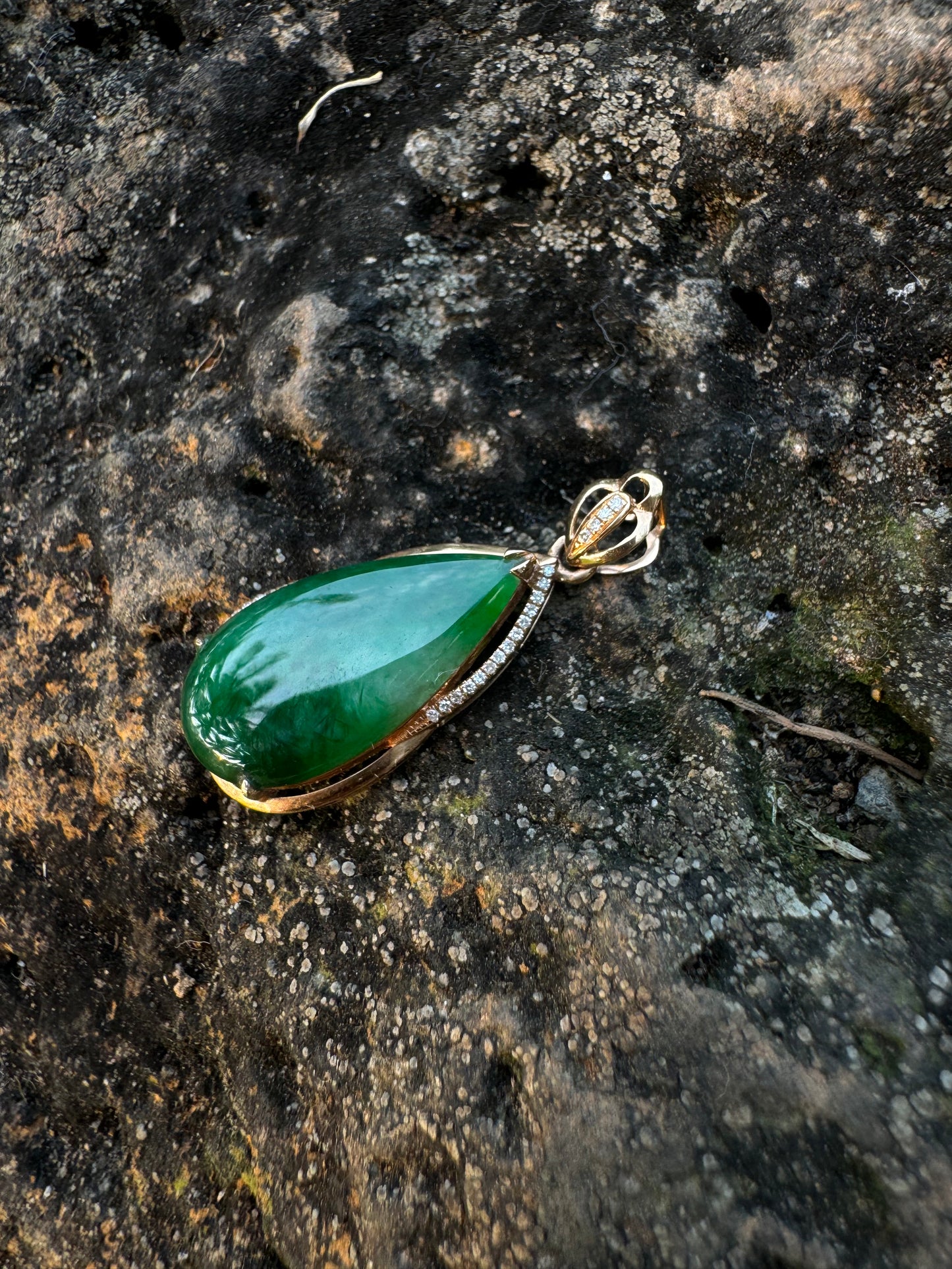 "Water Drop" Imperial Green Jadeite Jade 18K Rose Gold VS Diamonds Pendant