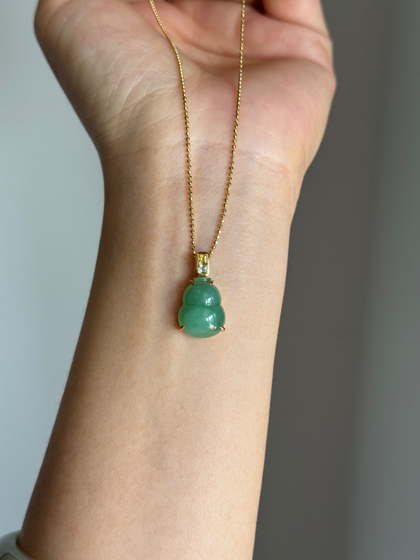 #P0564 "Hulu/Gourd" Icy Lotus Green Jadeite Jade 18K Yellow Gold Pendant