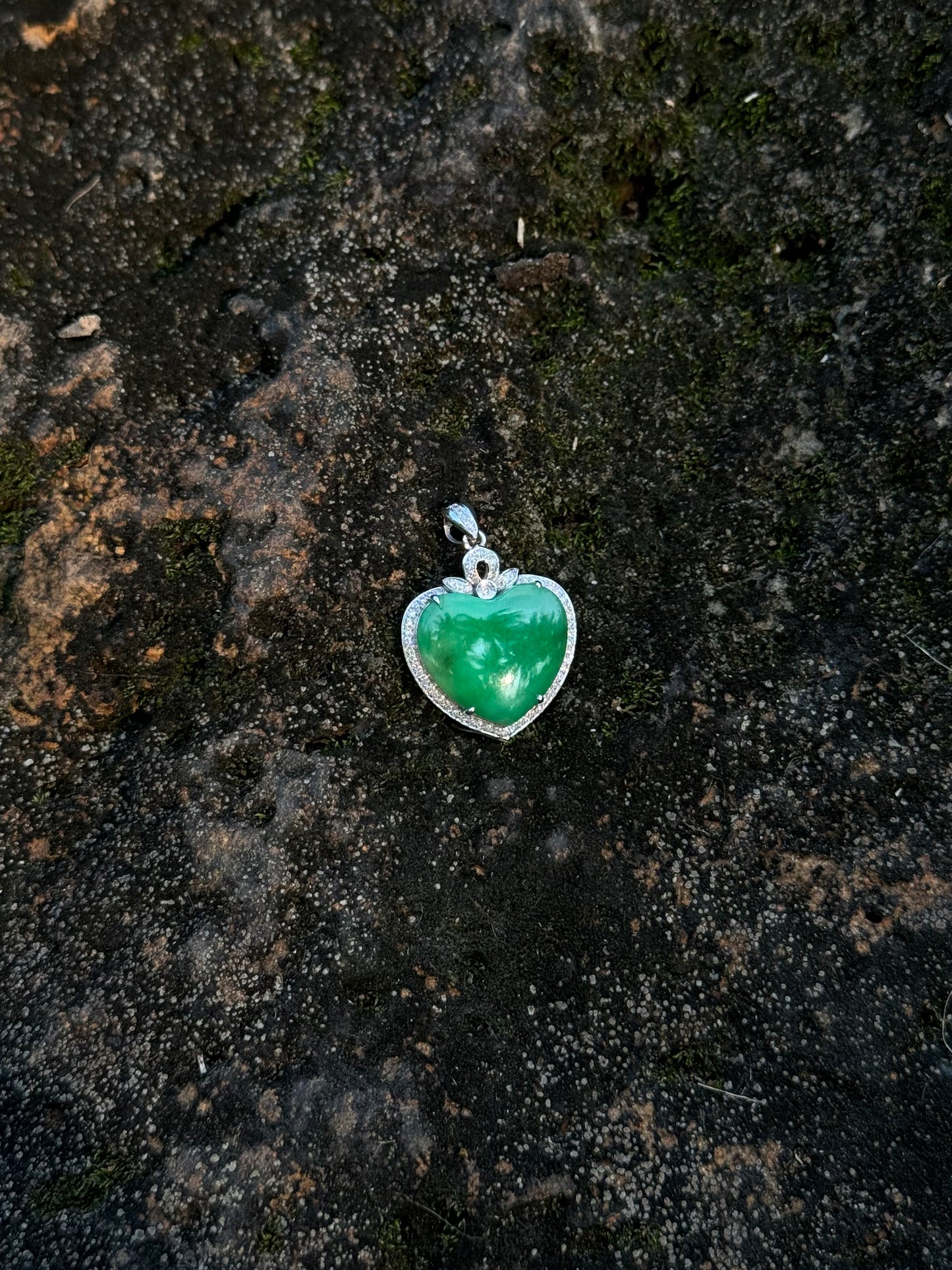 "Heart" Sun Green Jadeite Jade 18K White Gold VS Diamonds Pendant