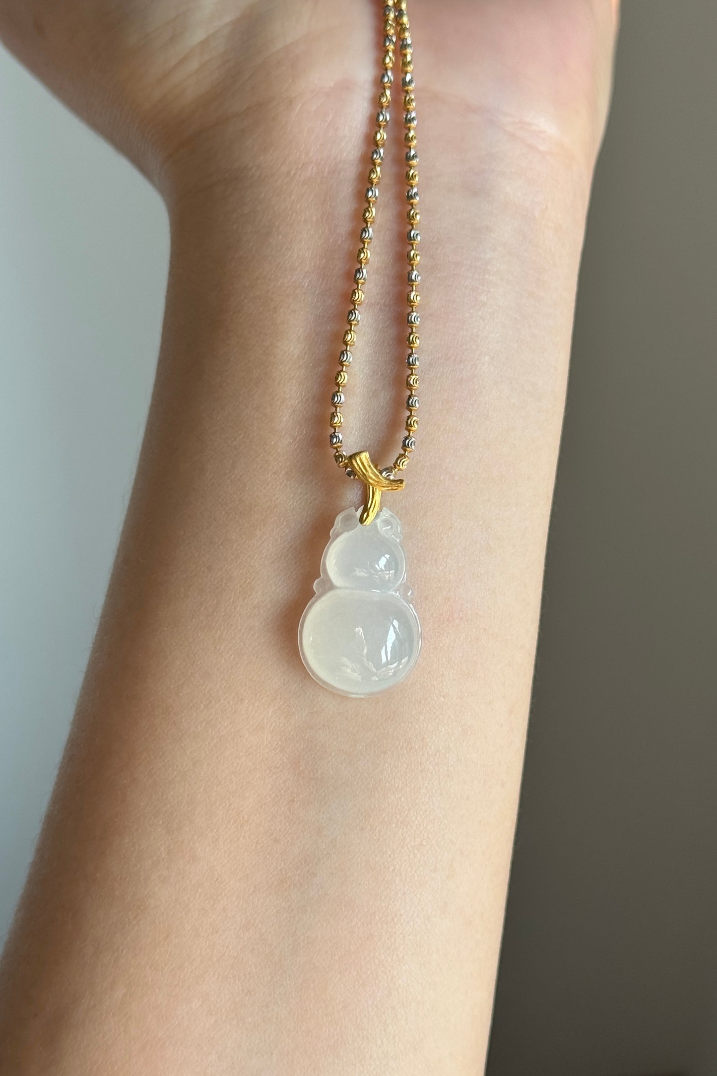 #P0513 "Hulu/Gourd" Icy White Jadeite Jade 18K Yellow Gold Pendant