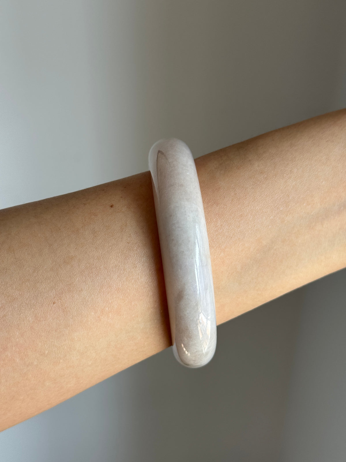 #0452 White Light Green Jade Bangle Size 59