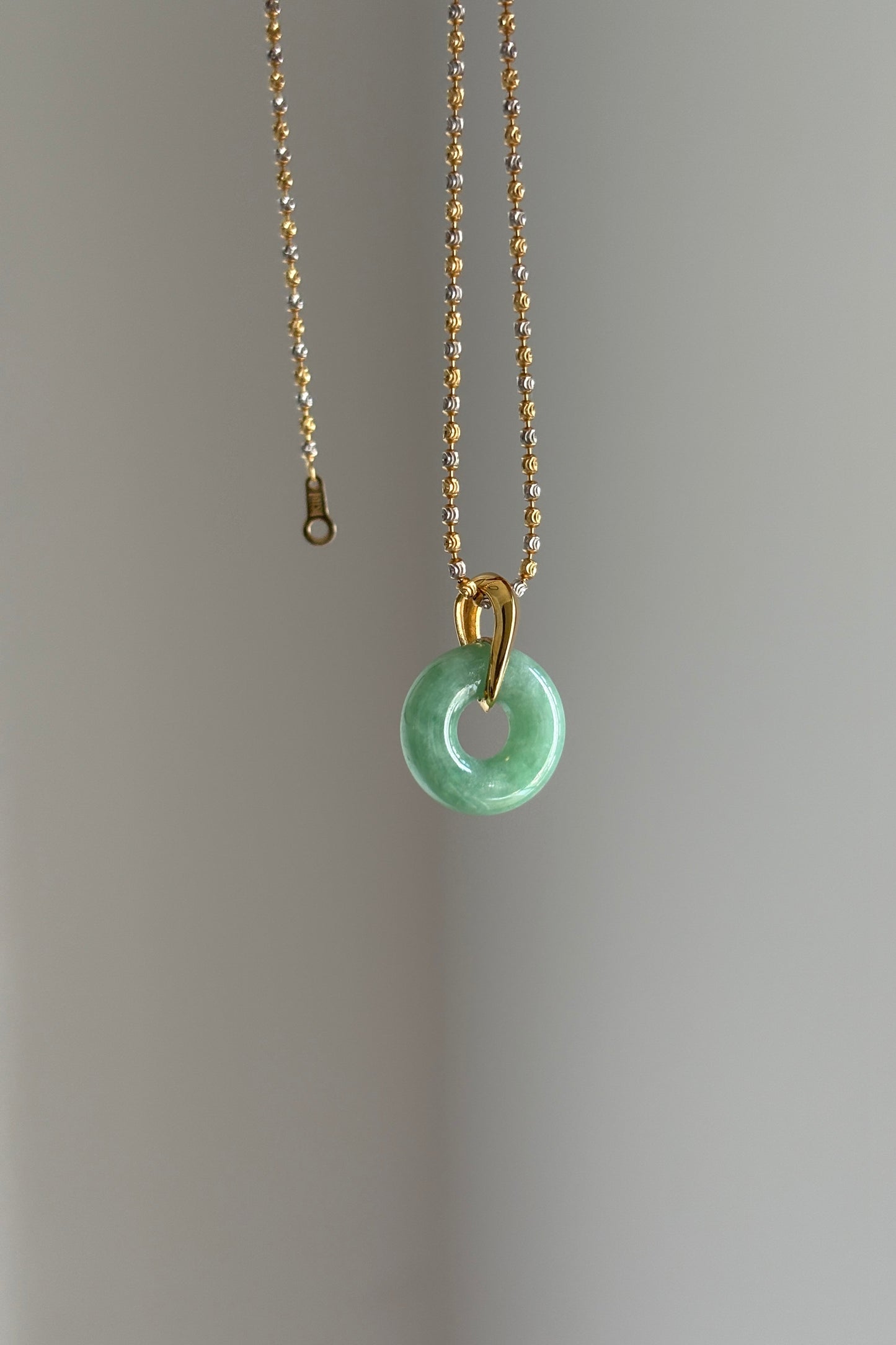#P0565 "Bi" Vivid Green Jadeite Jade Donut 18K Yellow Gold Pendant
