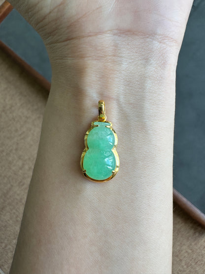 #0427 "Hulu" Icy Vivid Green Jadeite Jade 18K Yellow Gold Pendant