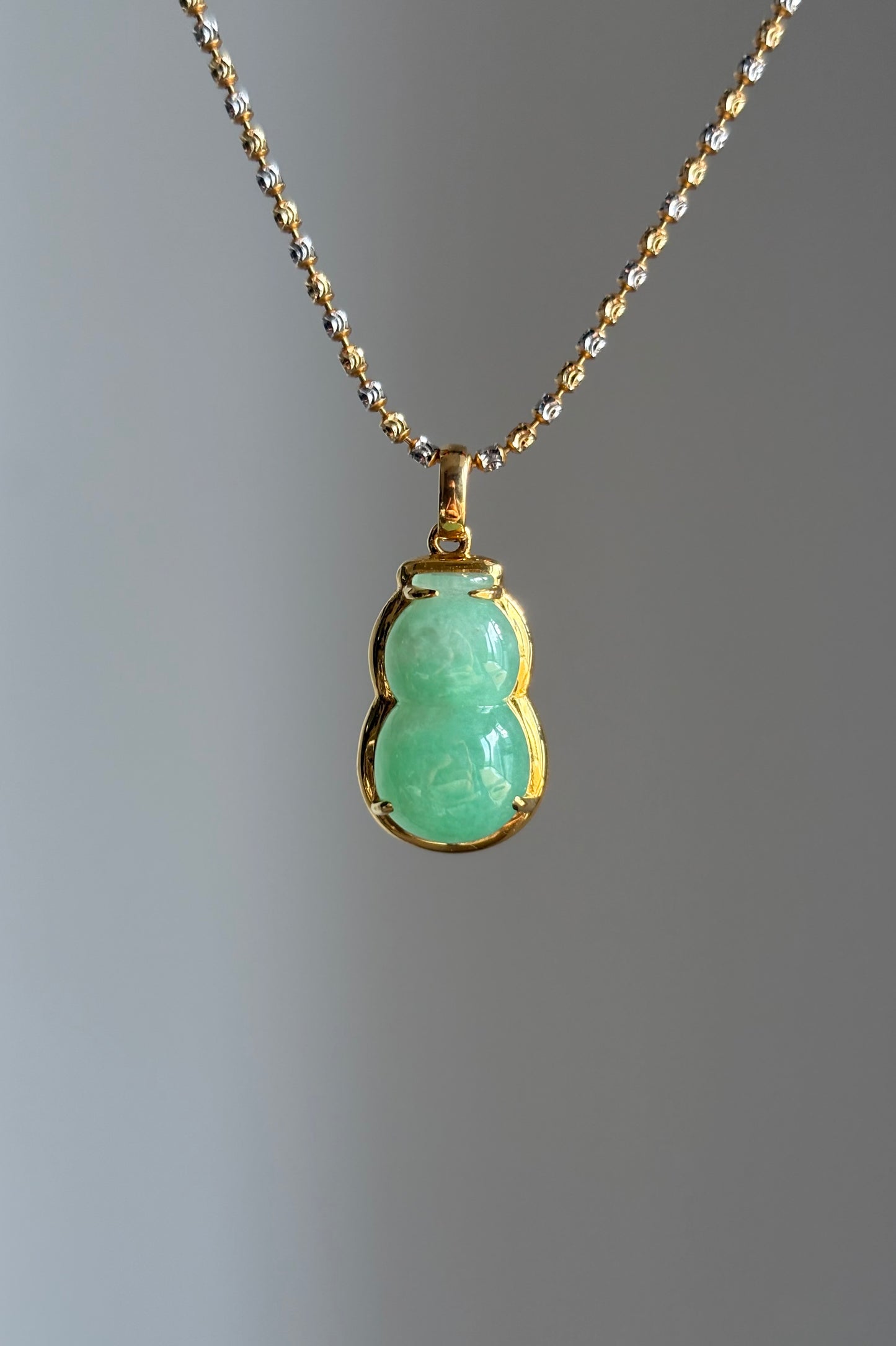 #P0427 "Hulu / Gourd" Icy Vivid Green Jadeite Jade 18K Yellow Gold Pendant