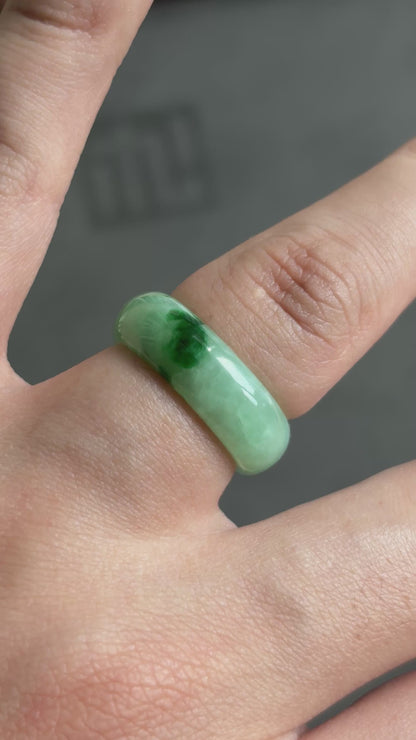 #R0603 Vivid Green Jadeite Jade Band Ring Size 7.75