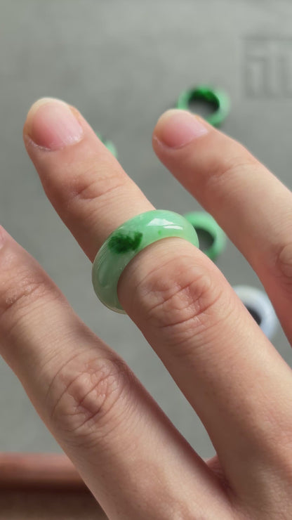 #R0603 Vivid Green Jadeite Jade Band Ring Size 7.75