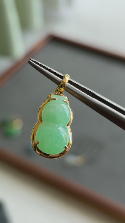 #0427 "Hulu" Icy Vivid Green Jadeite Jade 18K Yellow Gold Pendant